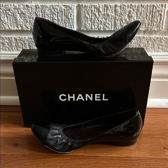 Vintage Authentic Chanel Black Patent Leather cap toe ballet Flats. - Picture 1 of 7